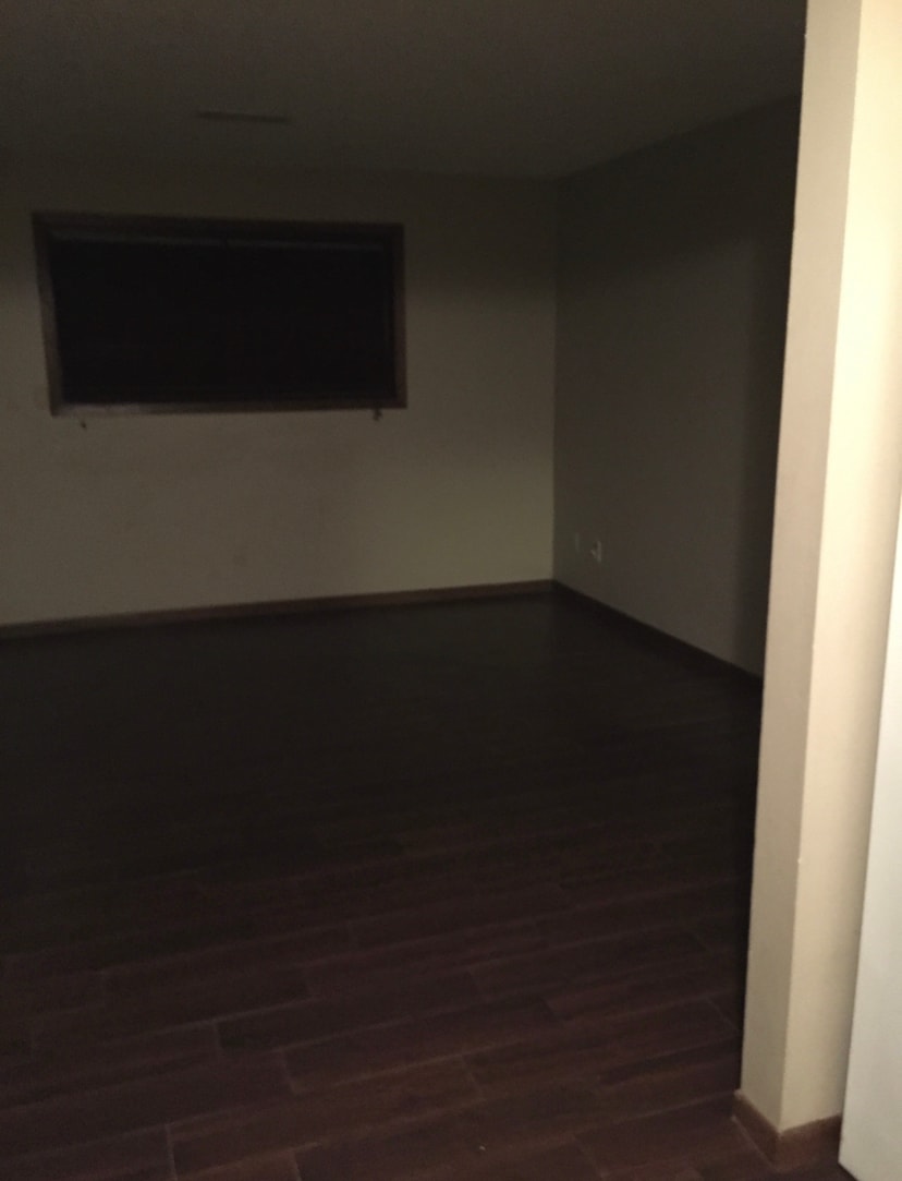 Livingroom saw - 2130 Davis St