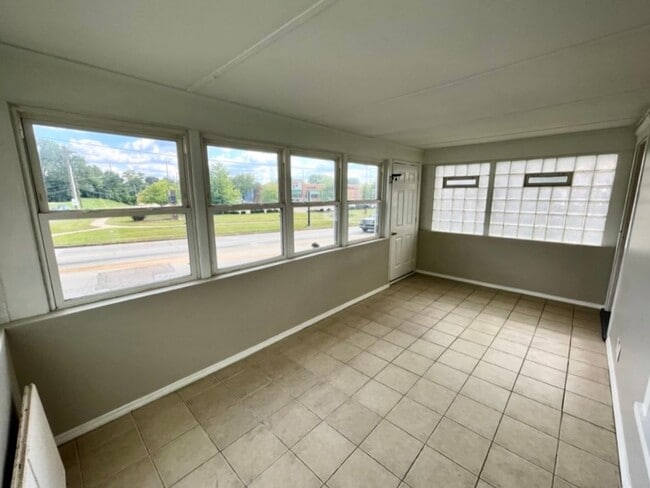 Building Photo - Spacious 3Bd; 1Ba Single Family Home