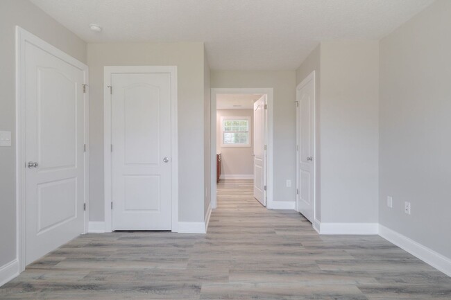 Building Photo - Oak Tree Townhome | 3 Bed 2 Bath | End Uni...