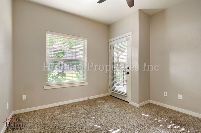 Building Photo - 670 NE Roydon Ln