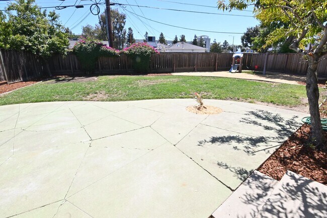 Building Photo - Darling Home 3 bd / 1 ba home near Valley Fair & Santana Row with HUGE backyard