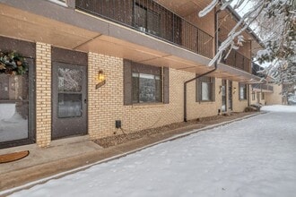 Building Photo - Bright & Spacious Townhome in Lakewood 2bd 2.5ba