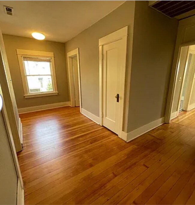 Building Photo - 4-Bedroom Home in SW Portland! Hardwood floors, spacious deck, full basement, separate entry for ...