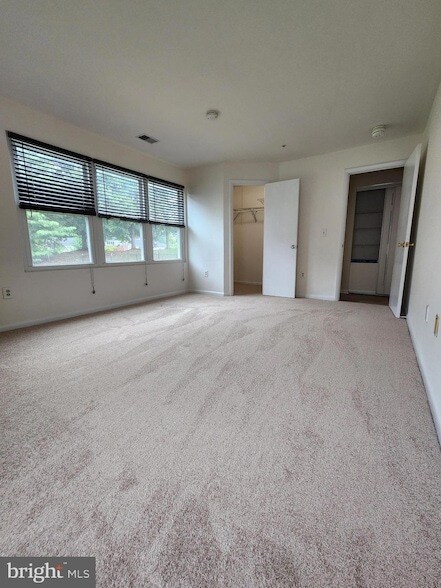 Building Photo - 10 Greystone Ct