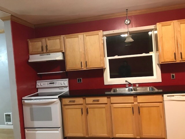 Building Photo - 208 B St