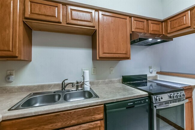 Building Photo - 2100 Tanglewilde St