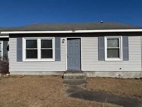 Building Photo - 2 bedroom, 1 bath Duplex