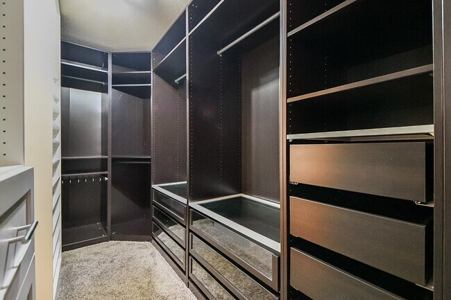 Building Photo - 2015 Treasure Mountain Dr