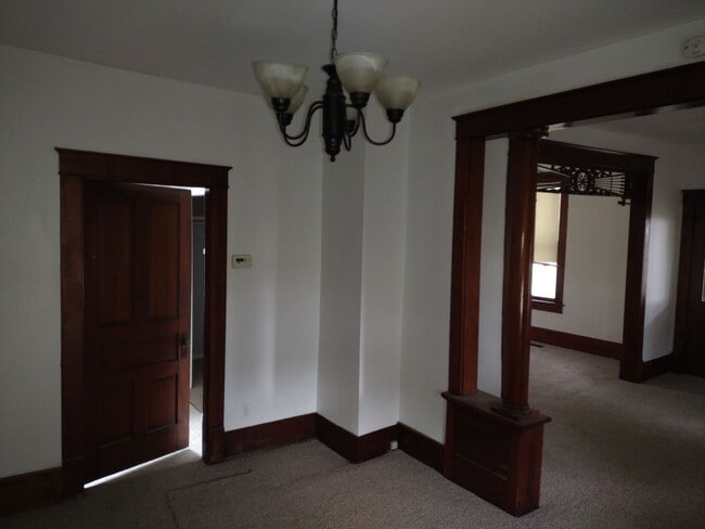 Building Photo - MAIN FLOOR LARGE APARTMENT