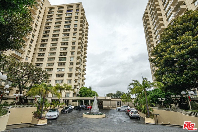 Building Photo - 2170 Century Pk E
