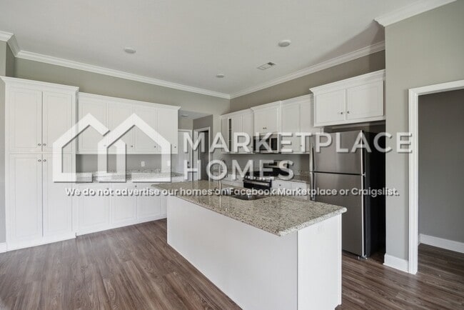 Building Photo - 701 Silver Bnd