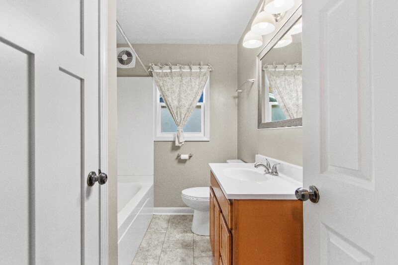 Building Photo - 504 W 1st St