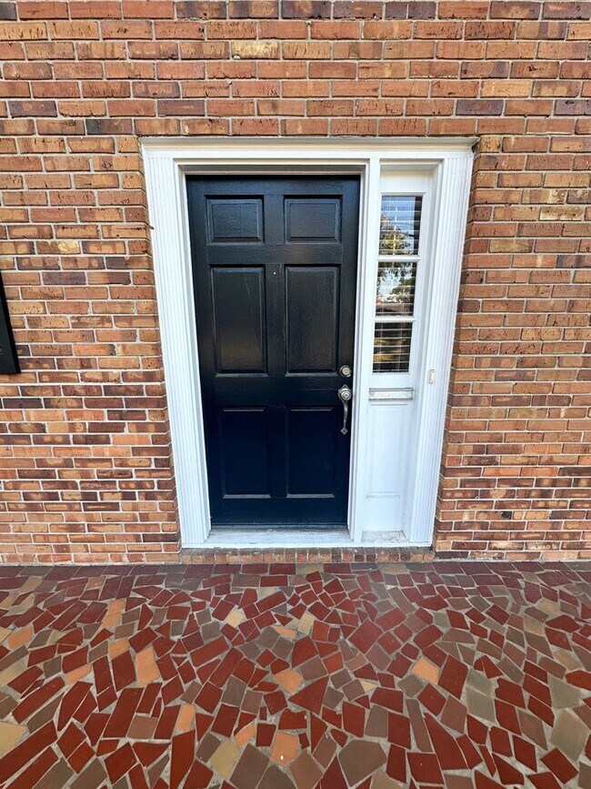 Building Photo - Beautiful 2 Bedroom 1.5 Bath Townhome!