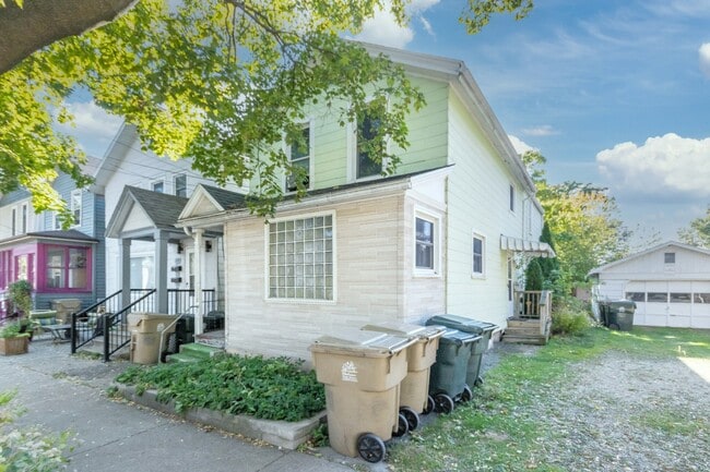 Primary Photo - 112 N Few St