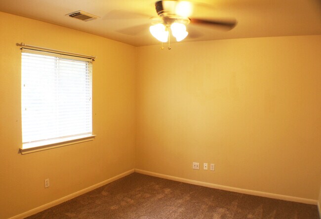 Building Photo - Beautiful Rental now available in Thistle ...