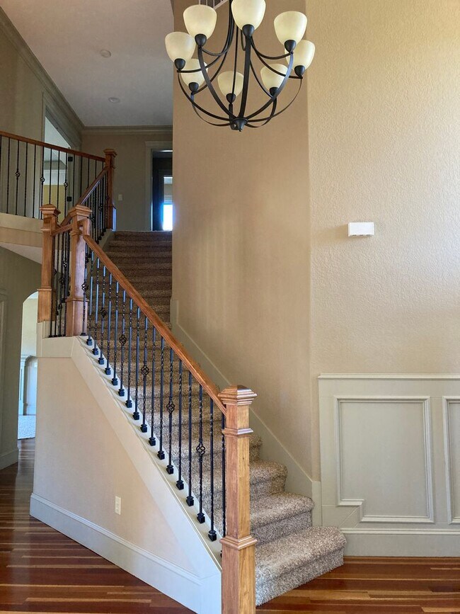 Building Photo - West Meadows Estate 2-Story Home in Salem