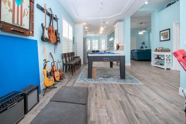 Building Photo - Luxurious 4-Bed Oasis with Outdoor Kitchen...