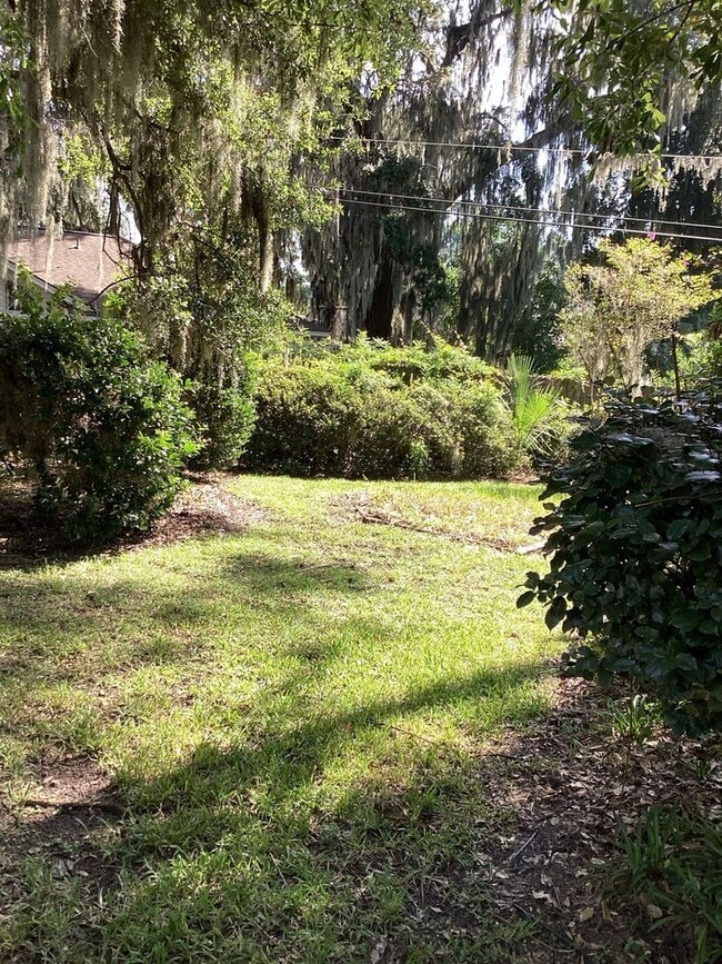 Building Photo - Three bedroom, Two Bathroom Single Family ...
