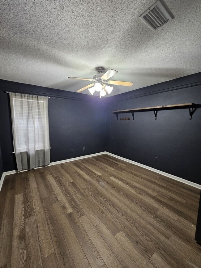 Building Photo - Charm & Convenience