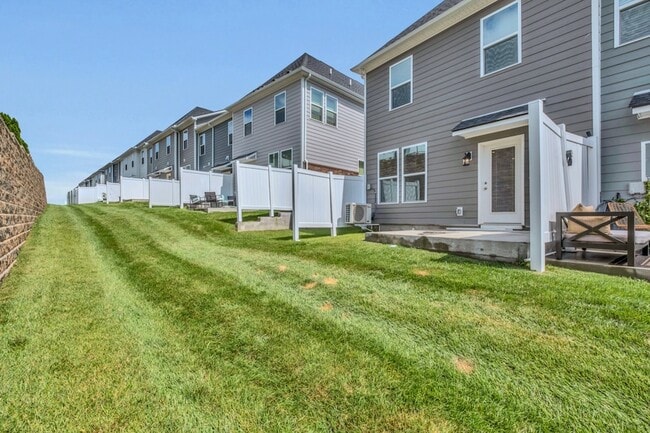 Building Photo - 5084 Dayflower Dr