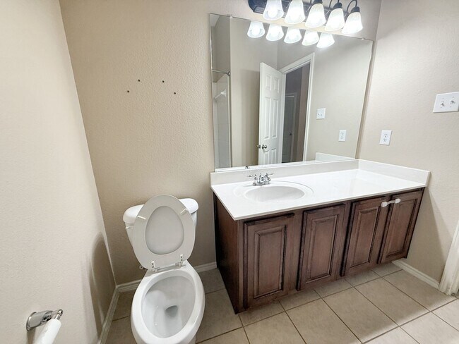 Building Photo - Beautiful, spacious 3B/2B home near the lake