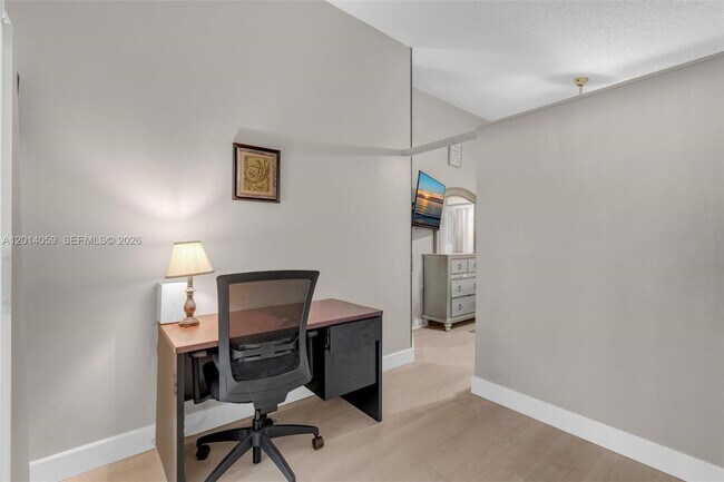 Building Photo - 1308 E Glen Oak Rd