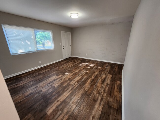 Building Photo - 924 Rarig Ave