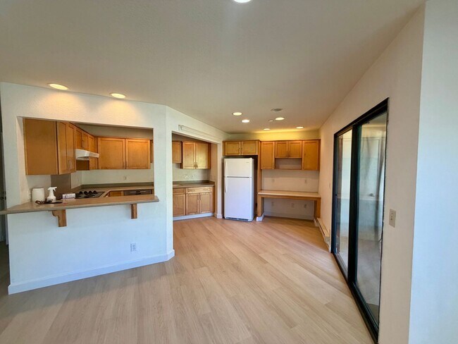Building Photo - Prime Location! 2 Bedroom 2 Bath !