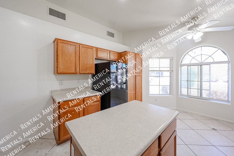 Building Photo - 13182 W Cypress St