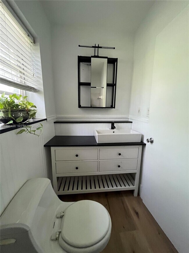 Building Photo - 2410 Thomas St