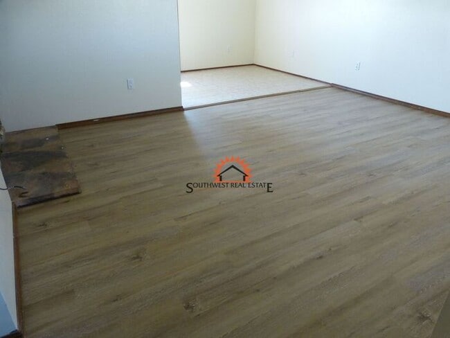 Building Photo - Spacious 2 bedrooms 1 bathroom Apartment.