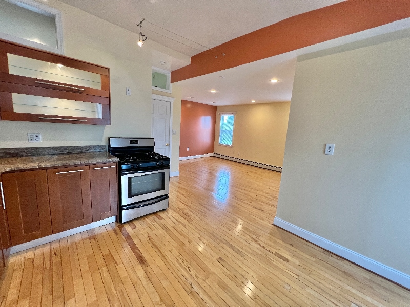 Building Photo - 13 Messenger St