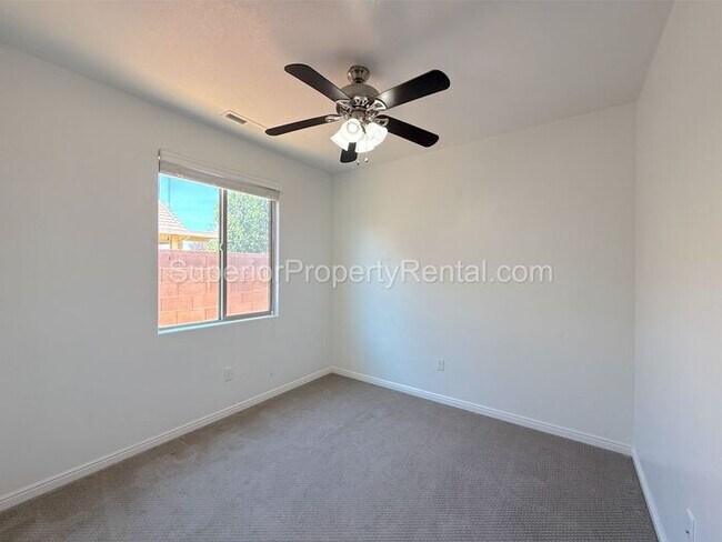 Building Photo - Darling 4 bed, 2 bath home w/2 car garage