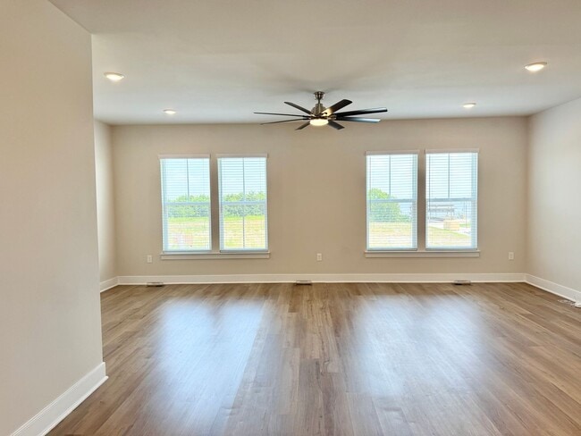 Building Photo - POTOMAC SHORES - BEAUTIFUL VIEWS! (interne...