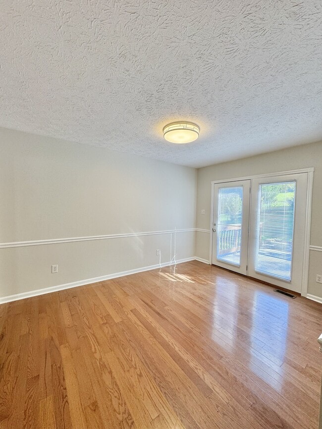 Building Photo - 550 Norwood Dr