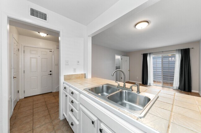 Building Photo - 701 Rosedale St