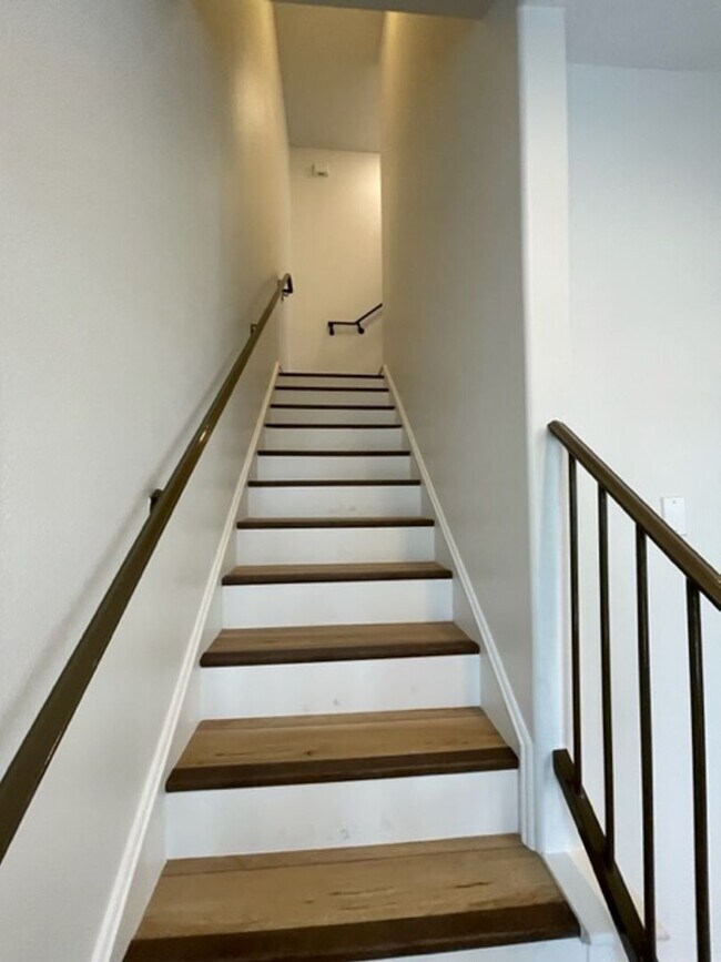 Building Photo - Rent Special - 2 weeks free rent!! 3 bedro...