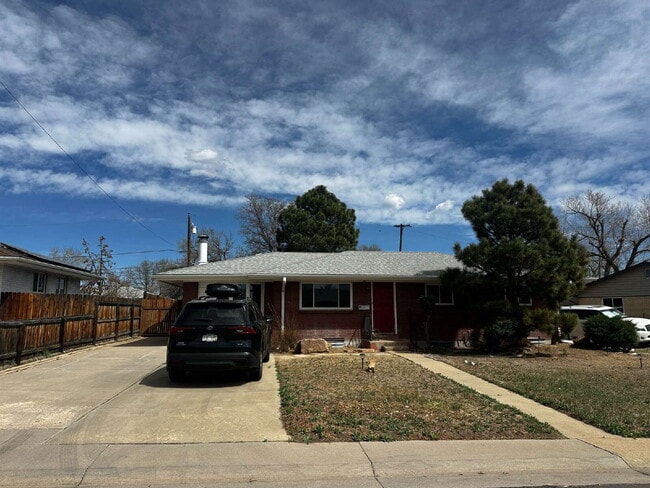 Building Photo - Available Immediately!  Spacious 6-Bedroom Retreat with 2 Full Baths in Charming Denver Locale!