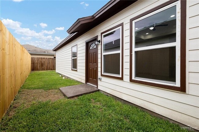 Building Photo - 2522 N Vly Cir