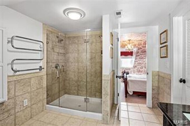 Building Photo - Beautiful 2 bedroom/ 2 bathroom apartment located right on Historic Main Street in St. Charles.
