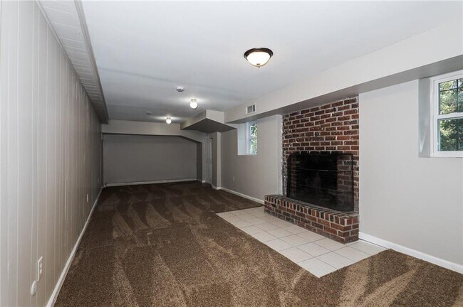 Building Photo - 5425 Skyview Dr SW