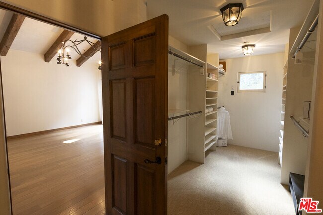 Building Photo - 1407 N Beverly Dr