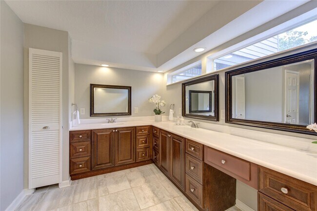 Building Photo - 15754 Walkwood Dr