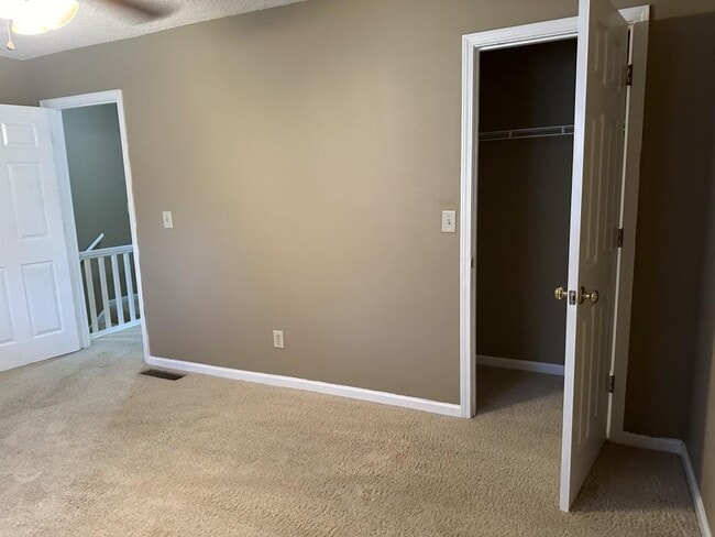 Building Photo - 4084 Hidden Hollow Dr