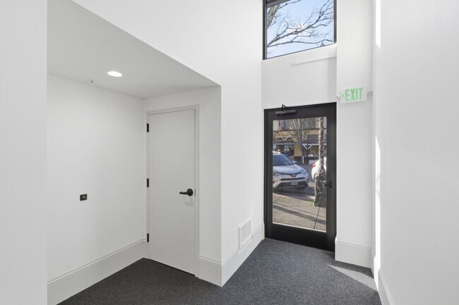 Building Photo - WINTER SPECIAL - NEWLY RENOVATED DOWNTOWN SALEM ONE BEDROOM