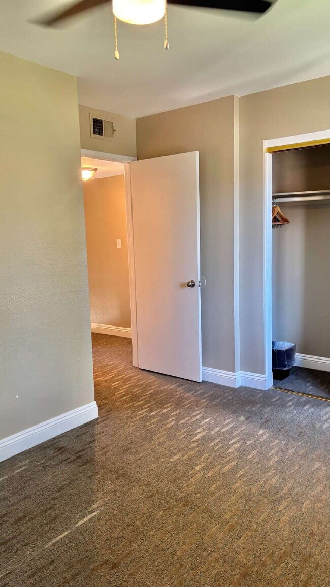 Building Photo - 2 Bedrooms Townhome Availble For Rent in I...