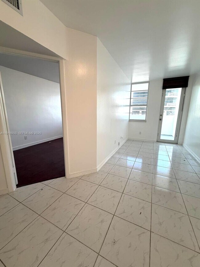 Building Photo - 100 Lincoln Rd