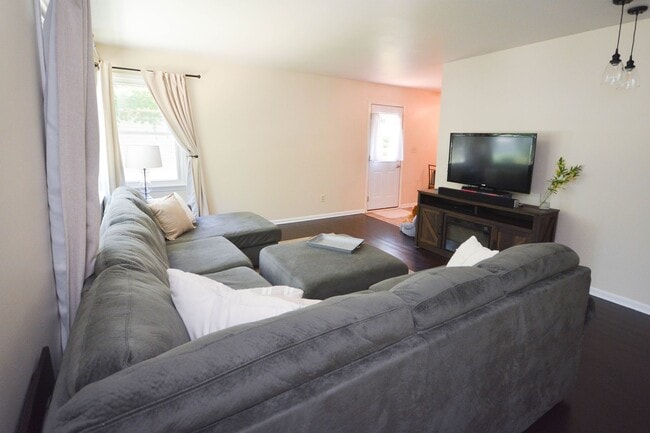 Building Photo - Beautifully updated home in desirable Coun...