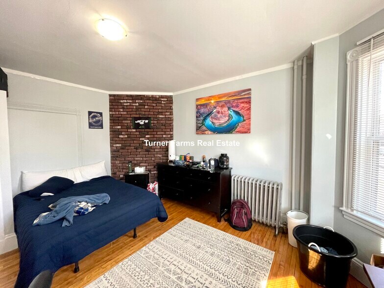 Building Photo - 38 Cherry St