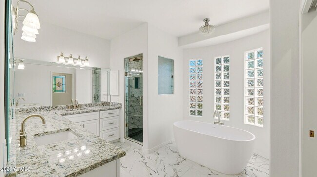 Building Photo - 8638 E Dahlia Dr
